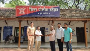 डावीकडून हेमंत नखाते सो, रिक्षा चालक भाऊसाहेब पवार मोबाईल मालक देठे, हॉटेल व्यवसायिक सुनिल शेठ डांगे, सामाजिक कार्यकर्ते प्रशांत गवळी 